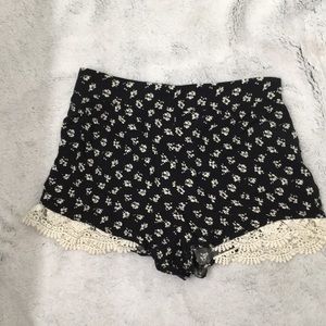 Cotton shorts with floral pattern and lace detail
